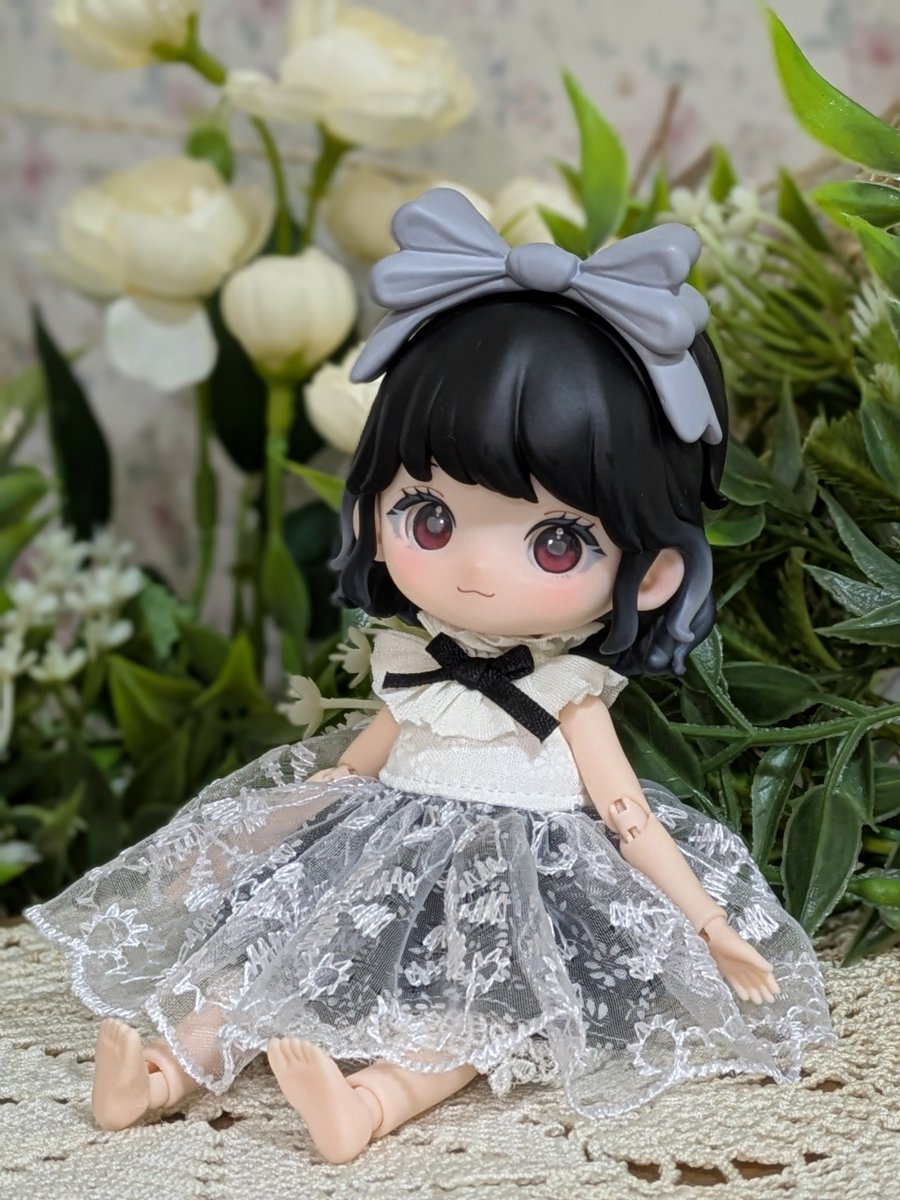 ホビゾで新年一発目ブラインドドール、リロロバイナリースイートの白雪姫ちゃんをお迎えしました👏

色移りが怖すぎるデフォ服は未開封で封印。かんべにさんのドレスにしましたかわいい💕
足ちっちゃい！月飛びちゃんの靴が履けないよ〜多分オビツ11の靴がいいのかな？

うち頭重い子ばっかだな…