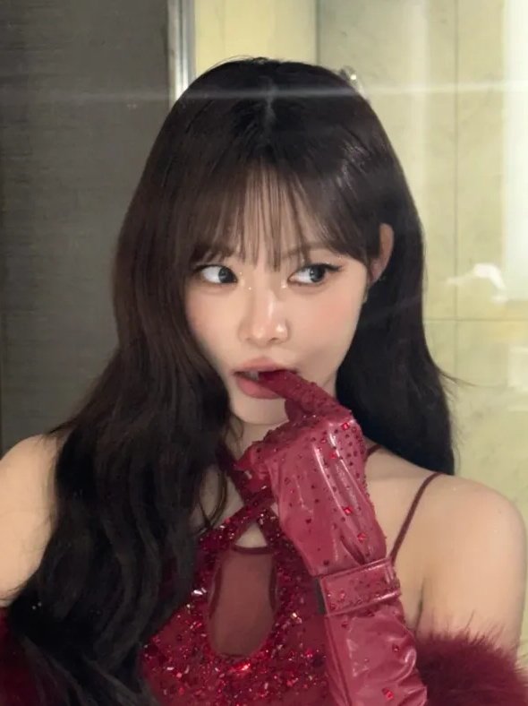 fimdolls's tweet photo. red is her colour https://t.co/yJkfnnEyqR
