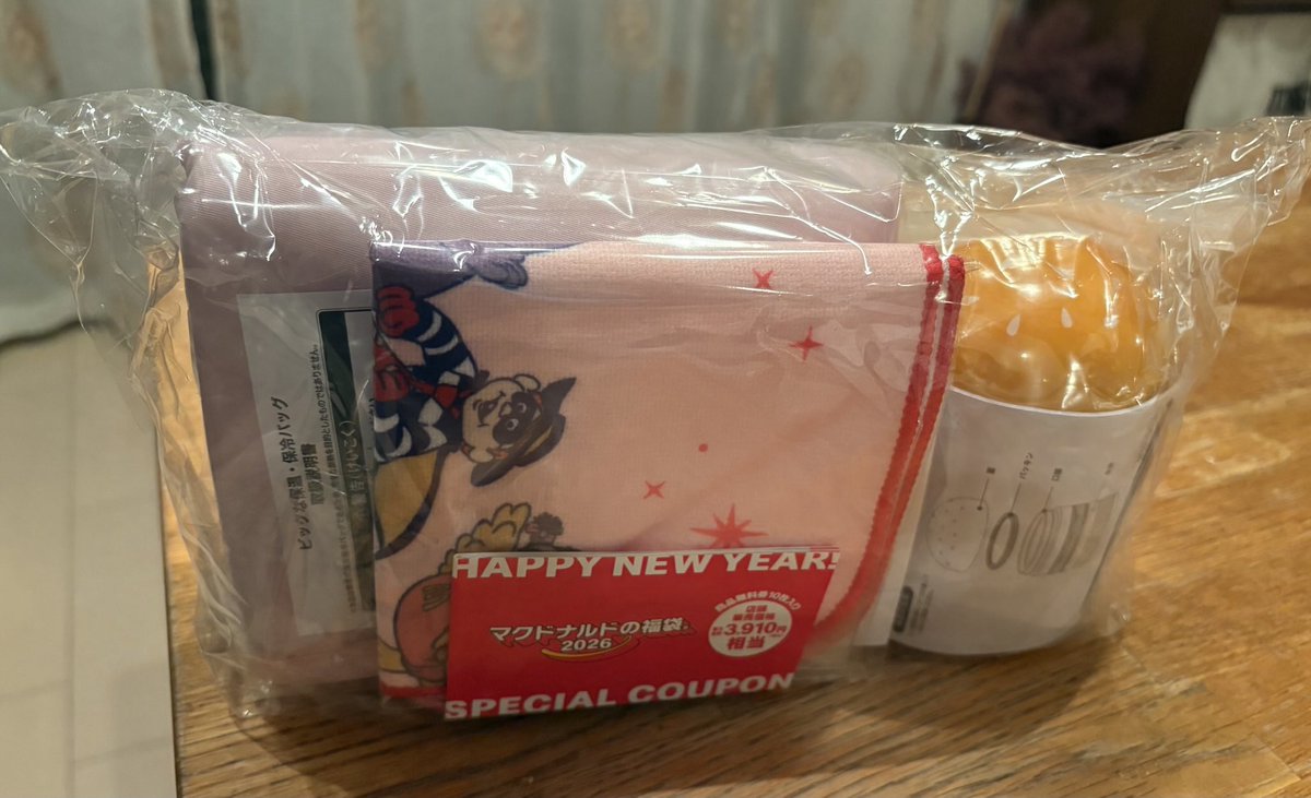 ___nico___and's tweet photo. マック🍔 🍟福袋！！
今年初挑戦でGET！！
裏技聞いたらもれなくGET！！
可愛すぎ～～～
#マック福袋  #マック https://t.co/vqeMdmkfA0