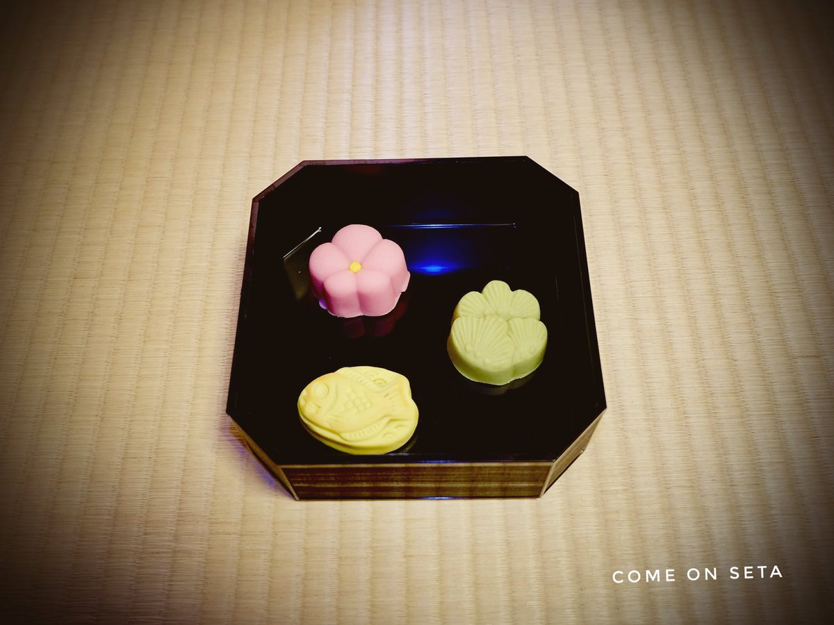 本日ものんびりと薄茶を点てながら、静かな時を過ごしております。
茶碗は赤茶碗。

#カモンの茶