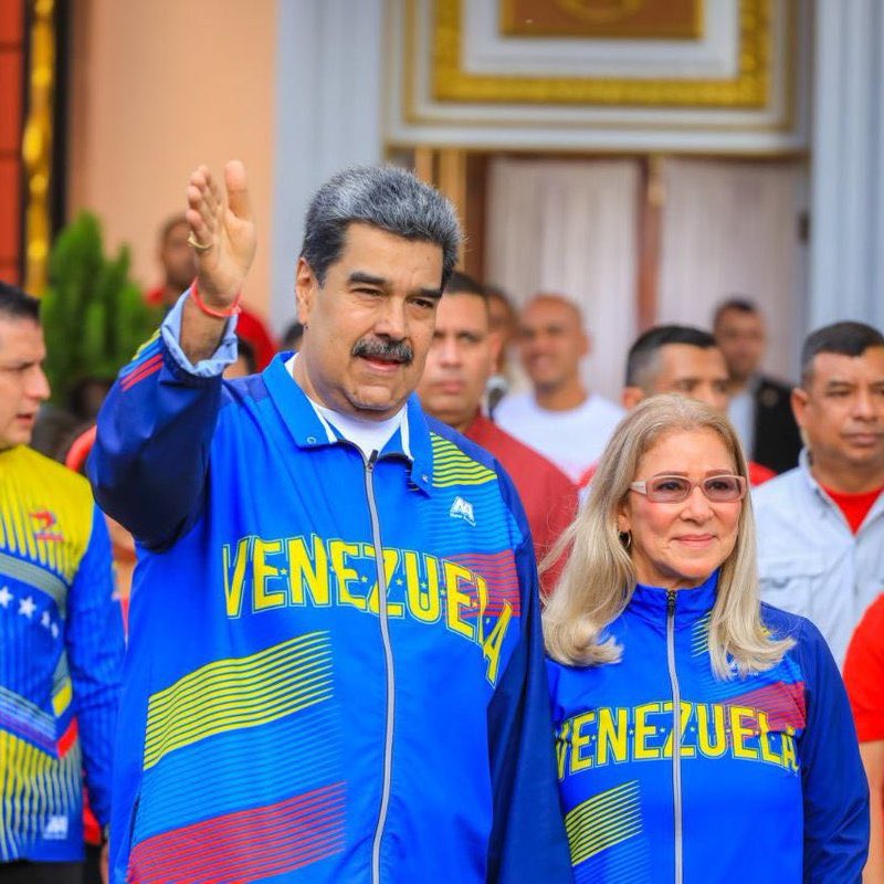 pluetonee's tweet photo. #SONDAKİKA 

Trump: 

“ABD, Venezuela ve lideri Başkan Nicolas Maduro'ya karşı büyük çaplı bir saldırı düzenlemiştir.

Maduro ile eşi yakalanarak ülke dışına çıkarılmıştır https://t.co/nFmJzpPuHB