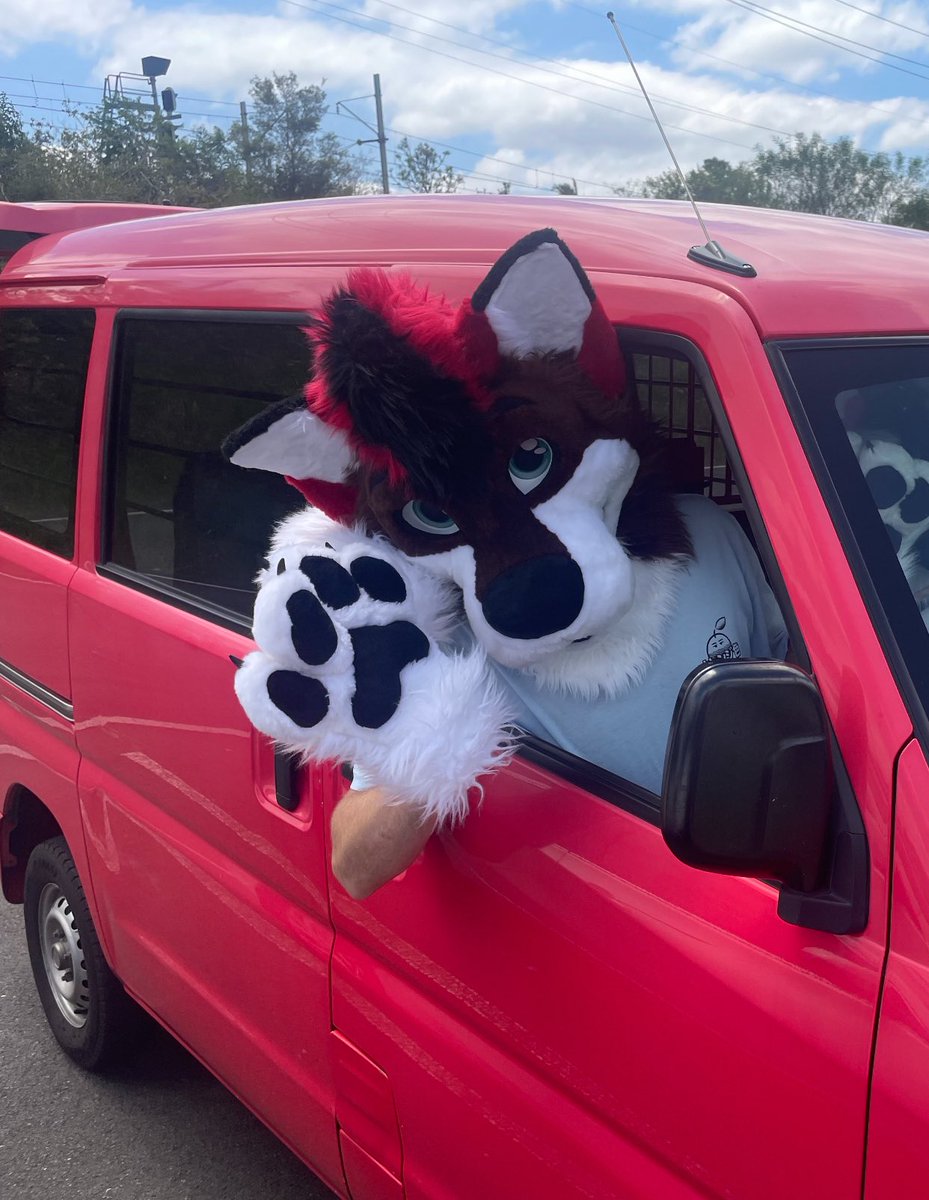 Took the minicab to its first fur meet since its battery upgrade! Finally got some pics with me and it! Also so many furs wanted photos in suit with it haha.