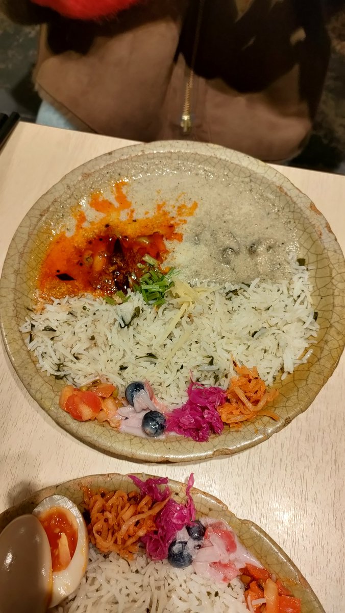 miyoshi8455656's tweet photo. カレーを食べるのが目的で京都に来ました。奥さんが大好きなスパイスゲートさんで北海道知床産ヒグマ🐻のカレーと広島産牡蠣🦪のホワイト&レモンカレーをいただきました。私が食べたヒグマはお正月限定。奥さんが喜んでくれたので良い日になりました。
#spicegate #今日のカレー https://t.co/FG5uUBzCq0