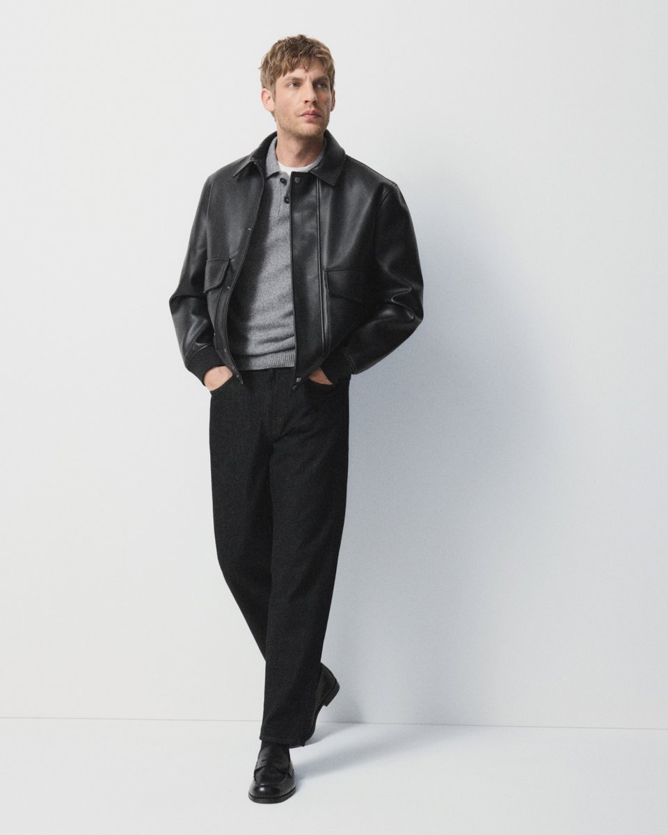 LasPalmerasCC's tweet image. Donde la comodidad casual se fusiona con la actitud artesanal. La chaqueta de cuero se convierte en el ancla, una rebelión suave con capas de intención.
#MangoMan