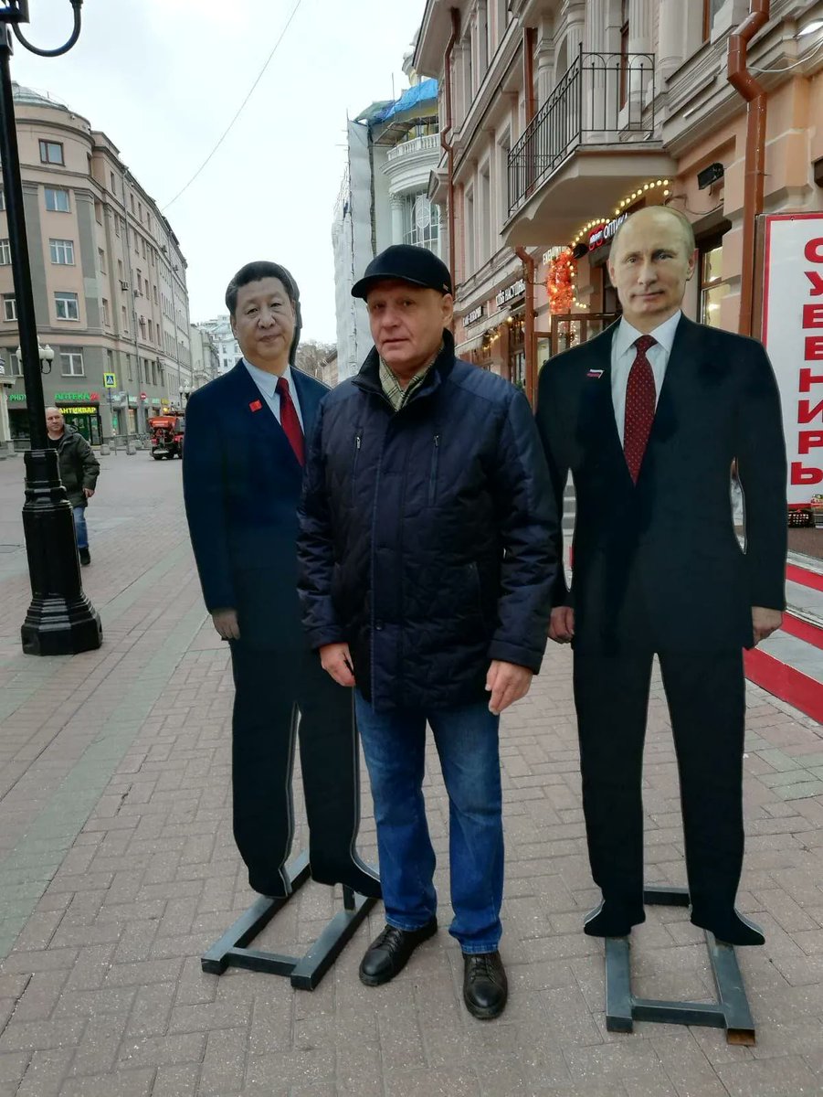 Как же завидуют Трампу
Си и Пу..
Пропагандоны
Загадку вдруг отгадали 
Мы такого от него и не ждали. 

Баранец.