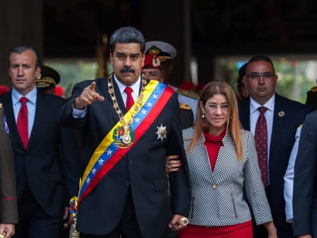 🚨#UltimaHora Donald Trump informa que Nicolás Maduro fue capturado 🇻🇪🇺🇸

El presidente de Estados Unidos asegura que Maduro fue trasladado en avión, junto con su esposa, fuera del país. 

La operación se realizó en colaboración con fuerzas estadounidenses.