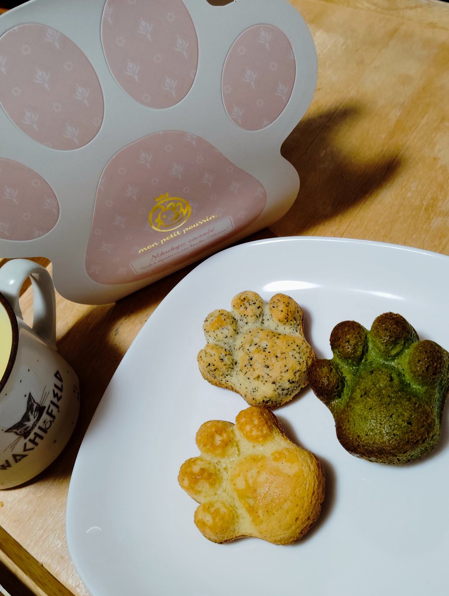 mican74678347's tweet photo. 正月の昼下がりはモンプティプッサンさんの肉球マドレーヌ。当日の賞味期限なので早速いただきます。
サクッとしっとり、甘くて美味しいマドレーヌ😋
#monpetitpoussin #肉球マドレーヌ #肉球スウィーツ #名古屋スウィーツ #猫大好き https://t.co/edcdFeLg62