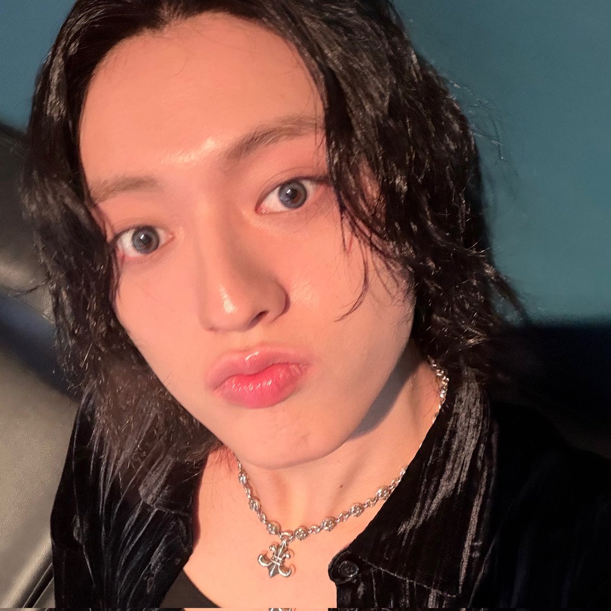 watanabewyou's tweet photo. whatever version of yourself you choose to show this year, i'll always support you🥹🫳🏻 https://t.co/QoXnrSgfR0