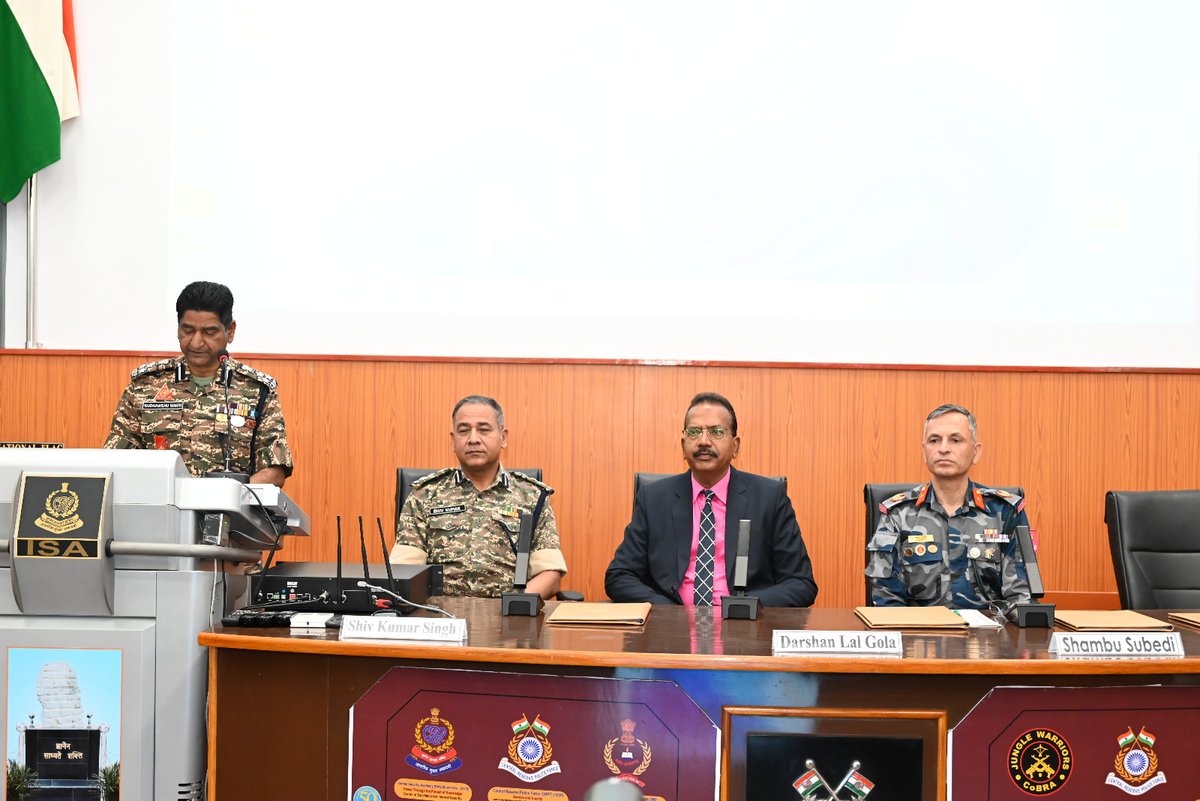 ISA_MountAbu's tweet photo. The team was led by Shri Shambu Subedi, DIG and Commandant of APF Command and Staff College. They were also accompanied with Faculty Officers (SSP-1,SP-2,DSP-2) besides Student Officers (DSP-10). https://t.co/he0PeF9TiH