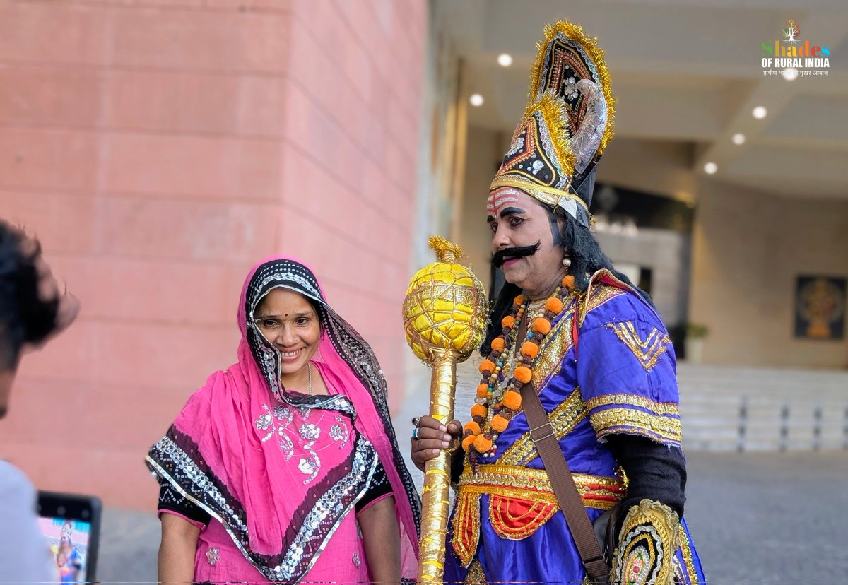 क्या आपने कभी बहरूपिया कलाकार के बारे में सुना है? ये वो कलाकार होते हैं जो हर बार एक नए रूप के साथ अलग-अलग किरदार निभाते हैं। आज इंटरनेट और बदलते मनोरंजन के दौर में बहरूपिया कला को चाहने वालों की संख्या सिमटती जा रही है। ऐसे दौर में ये कलाकार अपनी पहचान कैसे बचा रहे हैं?