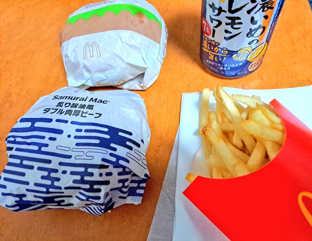threenight8's tweet image. おせち料理→マックⓂ️🍔🍟
今年もやってしまいました💦
やっぱりサムライ🔥

#飯テロ　#マック　#サムライ