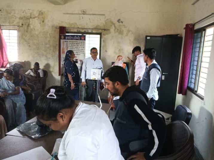 SbccUrban's tweet photo. તા.03.01.2026 ના રોજ UPHC છોટાઉદેપુર ખાતે ટીબી મુકત ભારત અભિયાન અંતર્ગત ટીબી શંકાસ્પદ વ્યક્તિઓ ની મિટિંગ કરવામાં આવી તેમજ 80 જેટલા x-ray નુ નિદાન કરવામાં આવ્યું.જેમાં RCHO Sir,UPHN,TB STS તેમજ UPHC સ્ટાફ હાજર રહ્યાં હતા.@collectorcu @DDOCUdepur @dieco_cu_health @NHMGujarat https://t.co/ODaOWf7tkK
