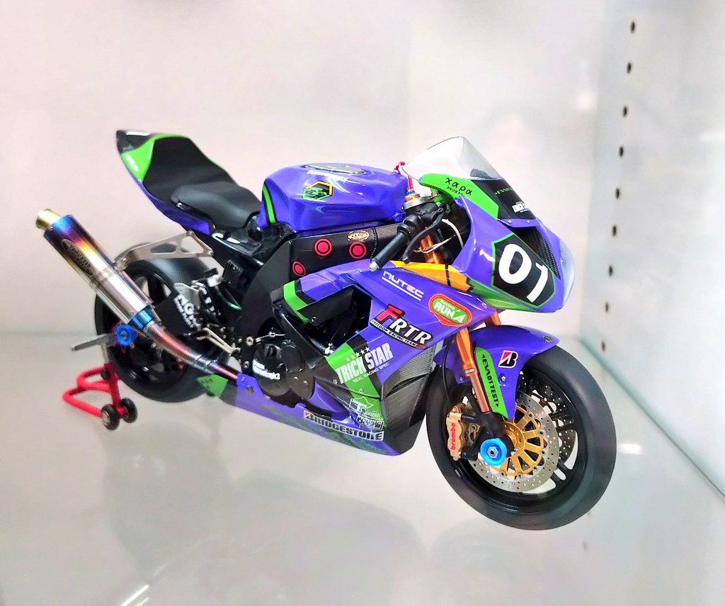 WSC3151's tweet image. 今日は嫁さんの実家で新年会🎍

しかし、真の目的はお義父さんの作る模型鑑賞がメイン。

御年65歳。

浮気せず、一台一台確実に完成させる姿は見習わなければ…