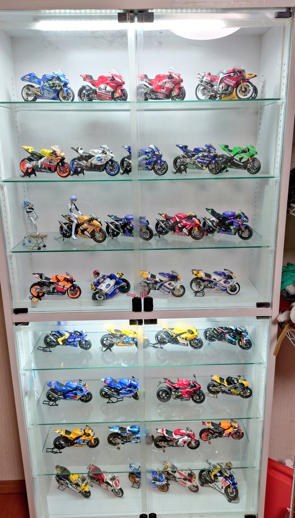 WSC3151's tweet image. 今日は嫁さんの実家で新年会🎍

しかし、真の目的はお義父さんの作る模型鑑賞がメイン。

御年65歳。

浮気せず、一台一台確実に完成させる姿は見習わなければ…