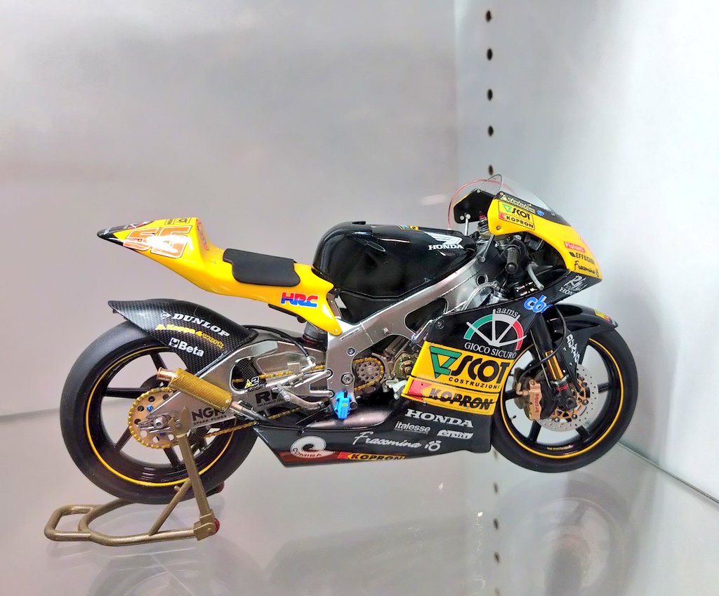 WSC3151's tweet image. 今日は嫁さんの実家で新年会🎍

しかし、真の目的はお義父さんの作る模型鑑賞がメイン。

御年65歳。

浮気せず、一台一台確実に完成させる姿は見習わなければ…