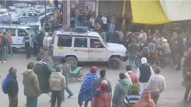 GulistanNewsTV's tweet image. Tension erupted at the Mendhar bus stand after a clash broke out between transport agents over vehicle commission issues. The situation turned heated for a while before being brought under control.

Further details are awaited.
#Mendhar #Poonch #BusStand #Clash #LocalNews