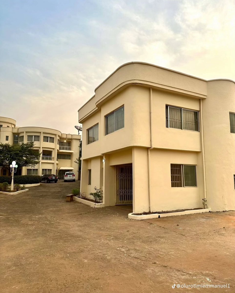 Cleverlydey4u's tweet image. What do you know about buildings like this? 🤔🏛️