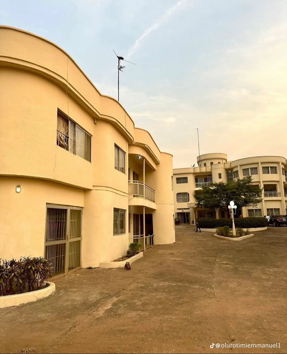 Cleverlydey4u's tweet image. What do you know about buildings like this? 🤔🏛️