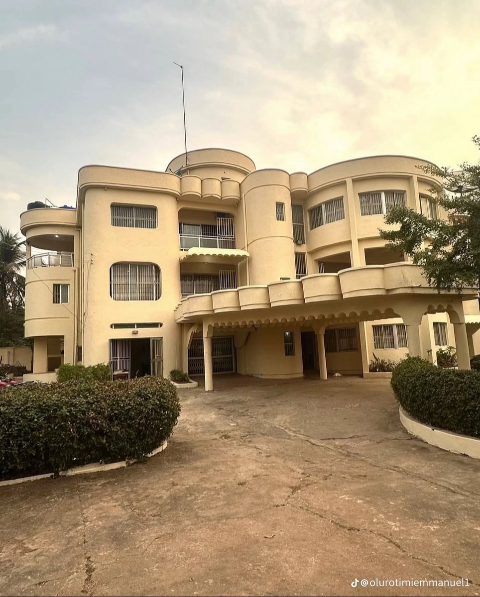 Cleverlydey4u's tweet image. What do you know about buildings like this? 🤔🏛️