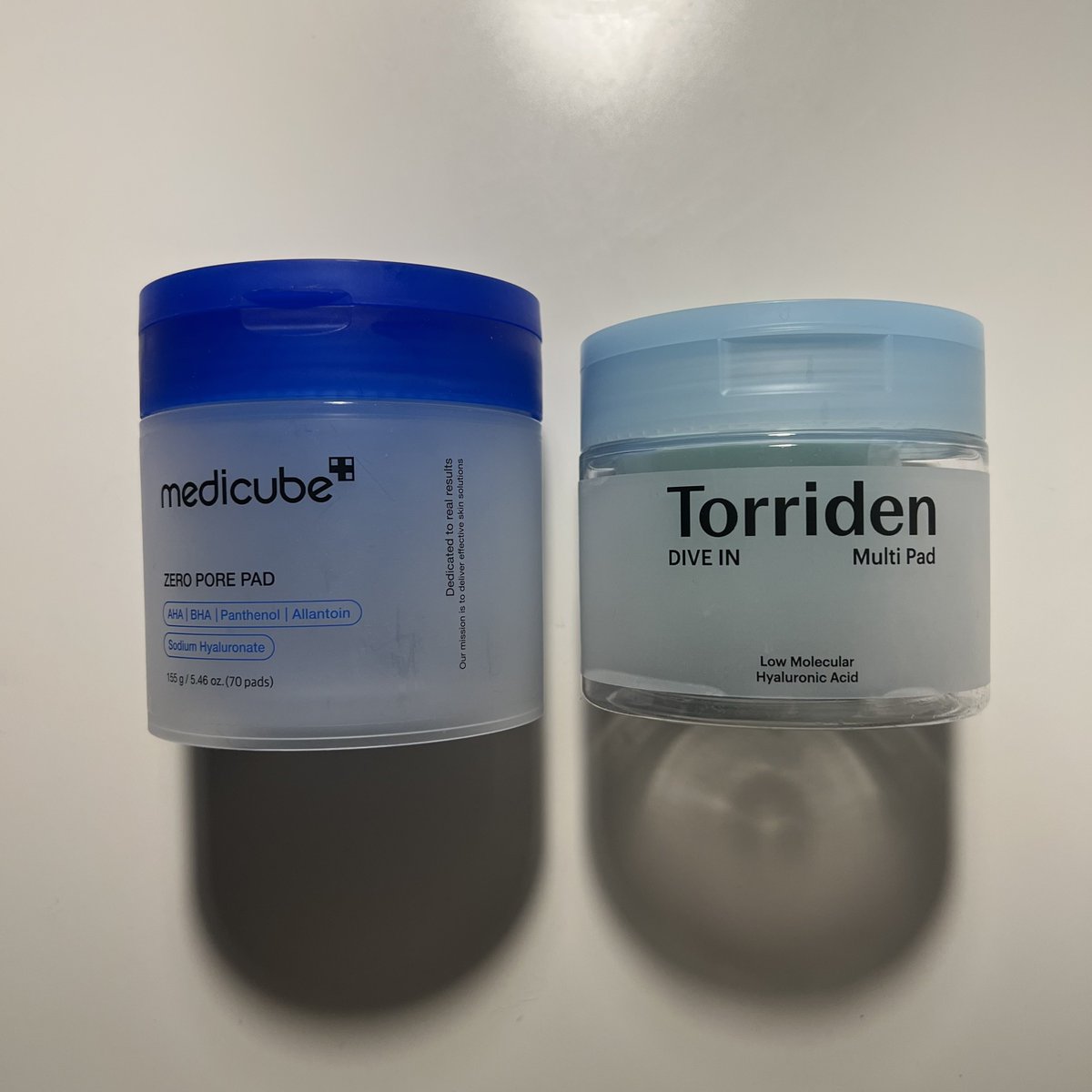 bubuxing's tweet photo. หมวดหมู่toner padบ้าง
disclaimก่อนเรยว่า ปีนี้ลอง pad หลายแบรนด์มากๆๆๆๆ มีหลายแบรนด์ที่ใช้อยู่ แบรนด์ไทยก็ใช้นะ เจอที่ดีๆแบบแอบว้าวตัวแพดเค้าก็มีไม่เคยเจอที่ไหนมาก่อน แต่ไม่ได้คัดมาเพราะเกณฑ์ที่ให้ผ่านไปกับนี่คือ “ผลลัพธ์หลังใช้”

💧Torriden Dive in Multi Pad
แพดที่ใช้เตรียมผิวก่อนแต่งหน้าที่ดีที่สุดก็ยังเป็นของชี พูดเลยนะทุกการหมดกระปุกจะคิดว่าไม่ใช้ละ ไปใช้อันอื่นบ้างดีกว่าเพราะเบื่อ แต่ไม่ว่าจะไปใช้อะไรสุดท้ายก็ต้องกลับไปซื้อชีมาไว้ติดบ้านเสมอ ไม่มีอะไรดีเท่าชีแล้ว ที่สุดของความไม่หวือหวา ผลลัพธ์ไม่เห็นประจักษ์หลังแปะ แต่รู้ทันทีหลังลงงานผิว ว่านี่สิ ที่สุดของการsoothผิว เติมน้ำให้ผิว พร้อมกินเครื่องเครื่องสำอางหม่ำๆที่ดีที่สุช

🌀Medicube zero pore pad
พี่ว่าตัวนี้พี่ใช้มาจะ10ปีแล้วอะ สมัยmedicubeยังคือว้อทอีสดี้สสส หากถามนี่ว่าอะไรดีที่สุดในแบรนด์ มีคำตอบเดียวคือ pad ตัวนี้ ไม่มีผู้เข้าชิงตัวอื่น deviceไม่ใช้ได้ แพดไม่ใช้จับติดคุกให้หมดได้เลยถ้ามีพรบ.โทนเน่อแพดอะนะ 

คือหน้าอยู่ดีๆจะเป็นสิวเป็นไรขึ้นมา เช็ดๆไปเหอะ ดีขึ้นเลยล่ะ แล้วปกติโทนเนอร์แพดที่ช่วยเรื่องสิวที่ใส่ผลัดเซลล์ผิวมาส่วนใหญ่ภาพรวมใช้ละหน้าจะแอบแห้ง แต่medicubeไม่เลย หน้าฉ่ำ ไม่มีคำว่าแห้ง ตัวอื่นในแบรนด์มันดังมากทำการตลาดแฟร่ดๆแต่มันไม่เห็นดีเท่าตัวนี้เลย ของดีโคตรจะunderrated ลองเปิดใจดู พูดแค่นี้ล่ะ