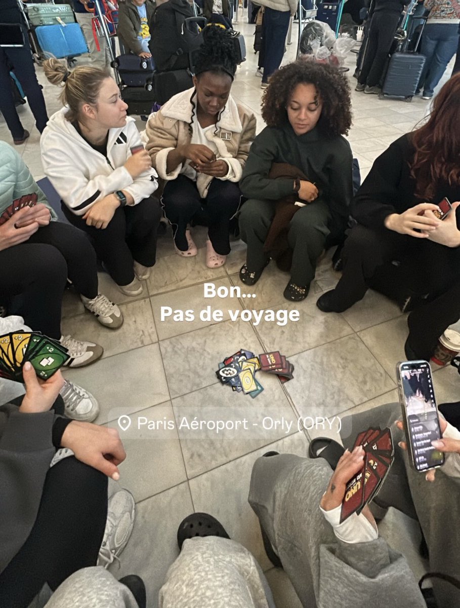 Les Françaises sont actuellement bloquées à l’aéroport d’Orly et ne peuvent pas décoller vers la Martinique, où un stage de reprise est prévu, en raison de bombardements en cours au Venezuela.

Photo Instagram Lorette Charpy