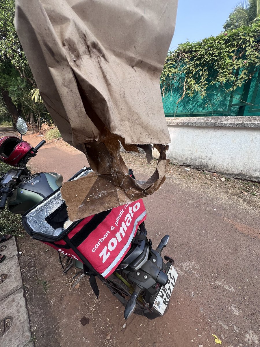 propnetwork1's tweet image. Open, leaked soup boxes delivered via Zomato from Sopo Goa.
Food safety clearly compromised.

Restaurant response: Manager not available till 6 pm.
Zomato helpline response: 
" Please accept the open, spilled boxes and enjoy your meal" . 

@zomato @deepigoyal