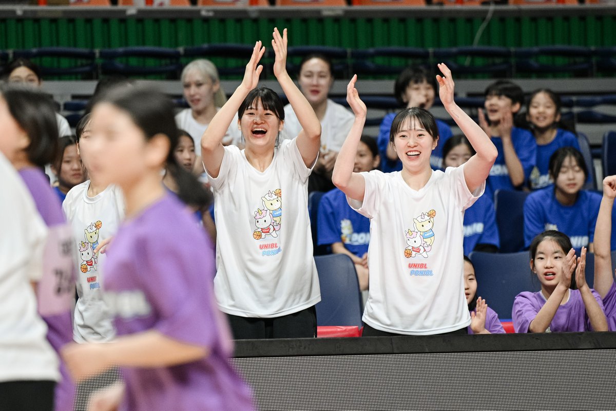 HAPPY MOMENTS 🥰

내일은 팬들과 다같이!