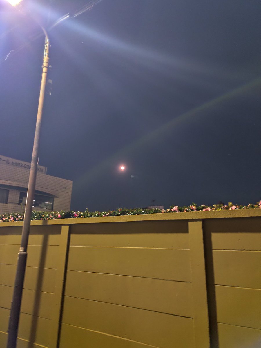 施設出たら綺麗なお月様だったから撮ったがレンズ通したらうまく撮れなーい😆君は裸眼で見るのが美しい🌝
