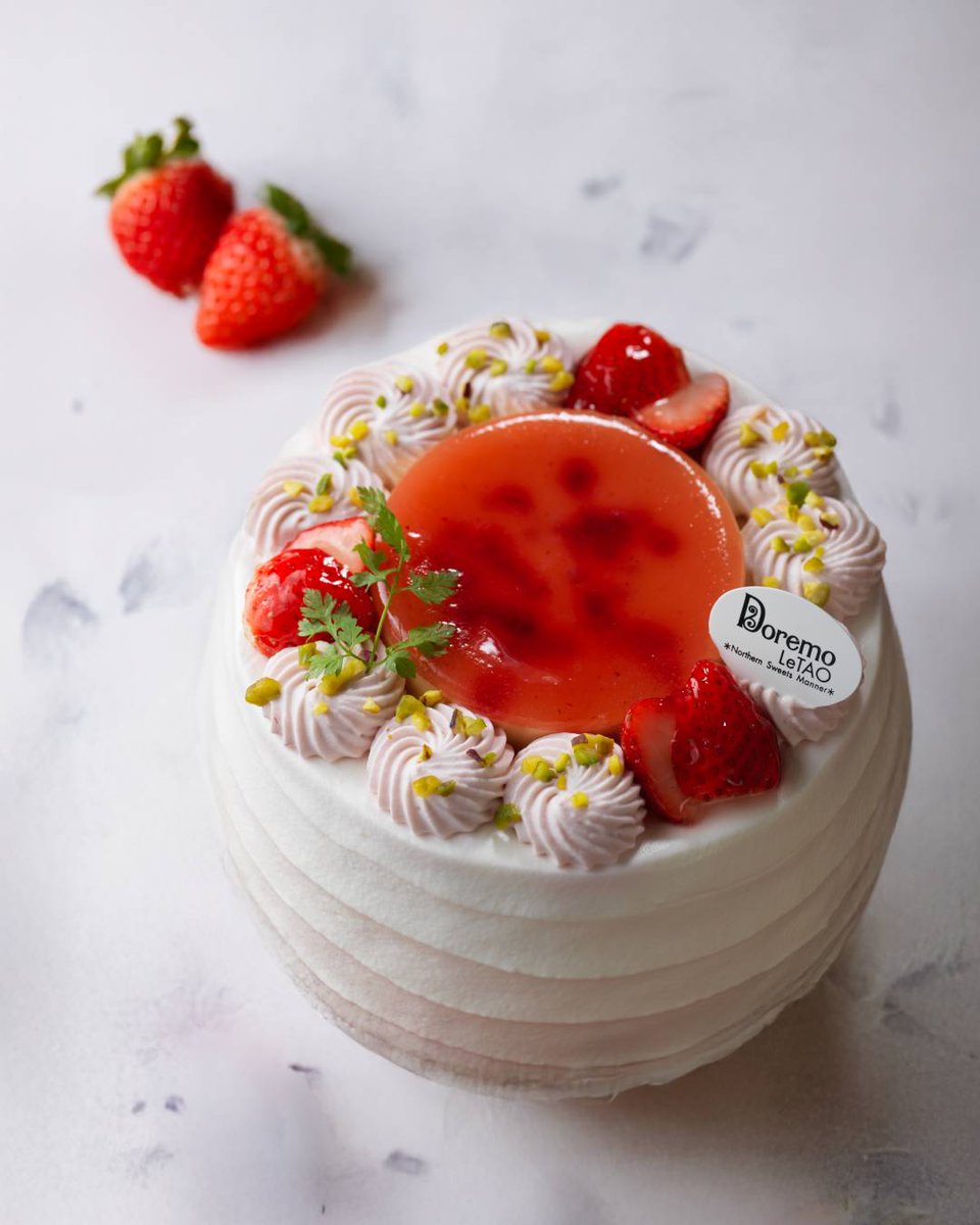 【ドレモルタオよりご紹介】

月替わりのシフォンケーキ
「ストロベリープディングシフォン」を
1月は10日、24日にご用意いたします。

なめらかな特製の苺プリンを飾った、
親しみやすい味わいのシフォンケーキを
ぜひ、お楽しみください。

※商品や販売方法に関する詳細は店舗にてご確認ください