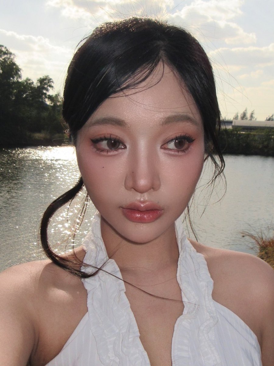 แต่งหน้าบนรถสวยแบบงงๆว่าสวยได้ไง แต่งไปเม้าท์ไปไม่ถึงร้านไม่เลิกแต่งใช้เวลา 1 ชั่วโมง อาฟเตอร์ถ่ายกล้องเก่าเปิดแฟลชโคตรเริ่ดเหมือนเกินมาผิวสีนี้แต่คือรองพื้นขาวกว่า 1 เฉดครึ่งแต่ไม่วอกเลย โคตรเก่ง