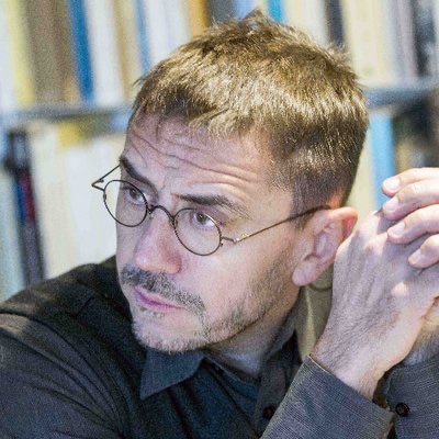 Juan Carlos Monedero: “Si EEUU bombardea Venezuela con impunidad para robarles el petróleo, cualquiera de nosotros que no se deje robar será el siguiente. Los civiles asesinados por Trump esta madrugada en Caracas son un espejo terrible para la humanidad. Lanzar bombas y misiles