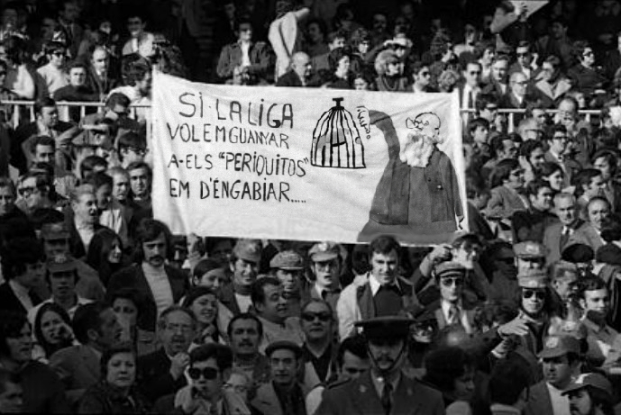 PenyaAlmogavers's tweet image. Avui derbi contra aquell equip que va marxar de Barcelona.
Són molts anys plens d'afanys, són molts gols que hem cridat!
Venim d'una tradició de banderes, pancartes i tifos. 
Obrim fil, amb foto de la temporada 1972/73. 
Els nostres avis ho tenien clar! 
#EspanyolBarça #FCBRCDE