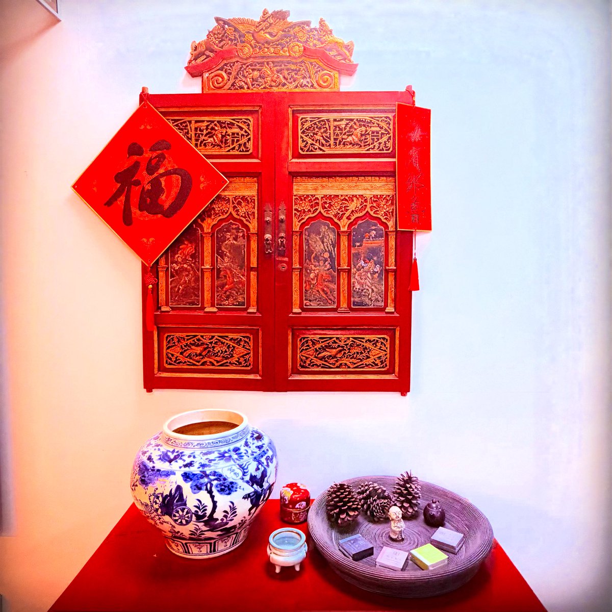 木の色合いの書棚はしっとりと佇み、古書の紙頁から漂うほのかな香り。書局は単に本を売る場所ではなく、むしろ無言の友人のような存在。迷いの中にいるときには賢者の言葉をそっと差し出し、疲れたときには文字のかすかな光で静かに包み込んでくれる——漂泊する思考が、ここで岸にたどり着くために。