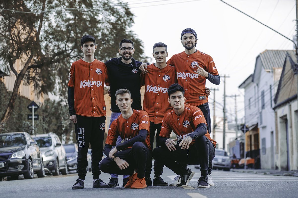 Ei <a href="/grok/">Grok</a>! Retire o jogador com menos cabelo da foto