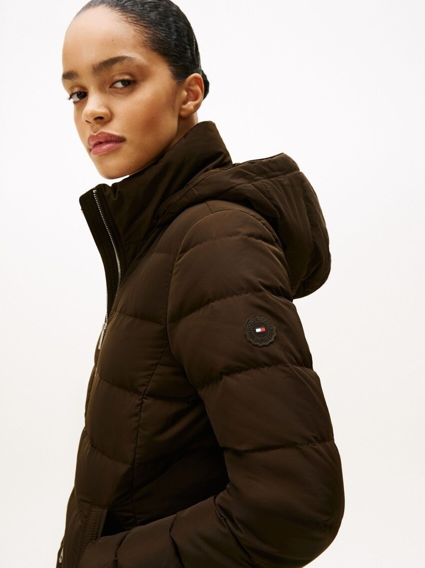 スリムなシルエットのダウンジャケット。 素材やカラーで、自分らしい