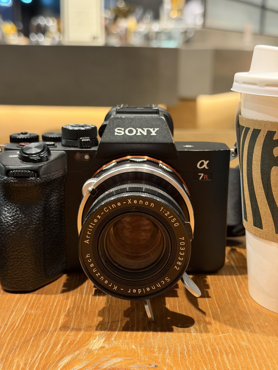 今日はSchneider-Kreuznach Arriflex-Cine-Xenon 50mmf2。シリアルから