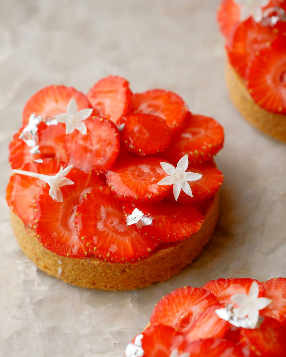 FSKyoto's tweet image. Savour the quiet elegance of winter with our handcrafted seasonal cakes, perfect for a moment of indulgence at EMBA KYOTO GRILL or to take home. ホテルメイドの季節のケーキで、冬の贅沢なひとときを。お好みのドリンクと共に、またはご自宅へのお持ち帰りとしてもご用意いたします。