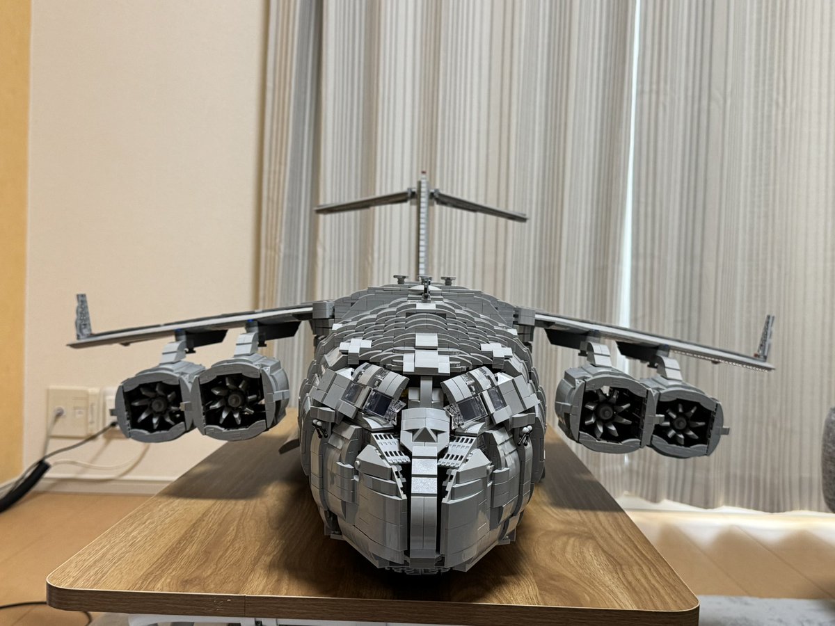 レゴで　「C-17 グローブマスター」
制作しました！
•総制作時間40時間クオリティ
•開閉ギミック多数
•レゴです
2026年も良いお正月になりました🎍
#レゴ
#ミリタリー
#飛行機