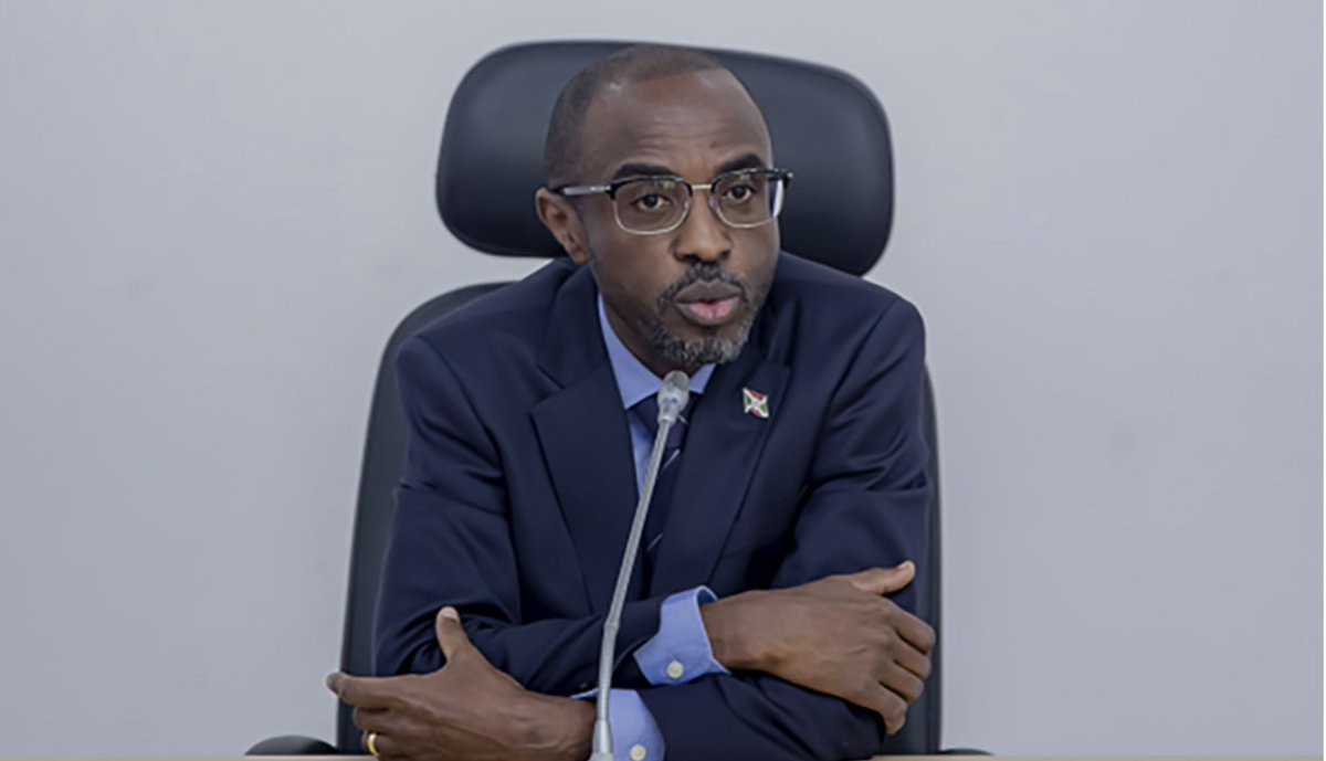 #FOMI réclame des milliards à l'État #Burundi. Le ministre des Finances conteste, contrat en main. FOMI parle de contrats "dynamiques". Traduisez : unilatéralement modifiables. Au parti au pouvoir certains ricanent. Triste solitude d'un ministre 
antoinekaburahe.com/fomi-dix-milli…