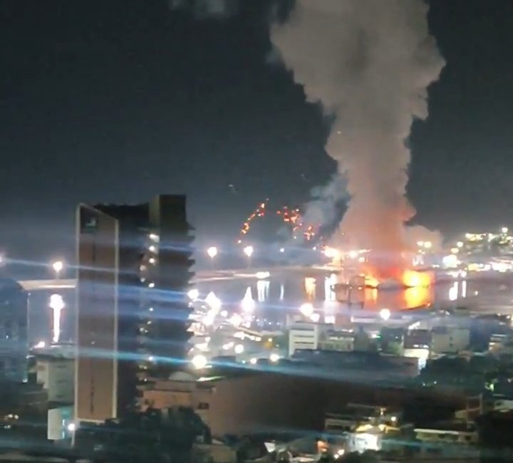 ali_bitarafan5's tweet image. کمک آمریکا به ونزوئلا شروع شد
میخواد مردم ونزوئلا رو از شر اون ماده بدبوی عفن که بهش میگن نفت خلاص کنه 

#ShutUpTrump