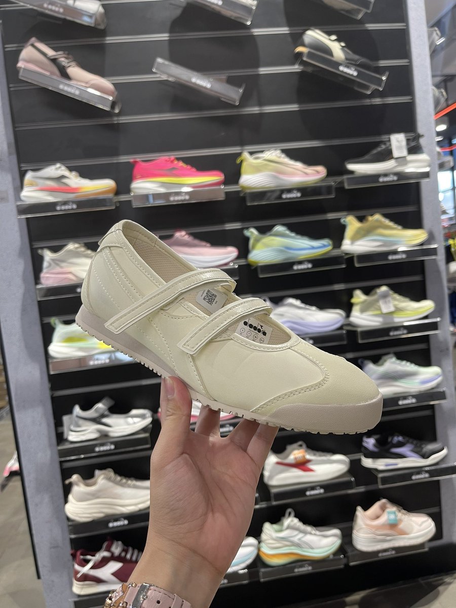 snowputr's tweet image. Sports Station diskonnya masih pada GEDE guyss 😭🔥
Aku akhirnya dapet Diadora Pristella dengan harga murah banget, beneran nggak nyangka.

Sekarang malah bingung mau ambil yang pink atau putih… dua-duanya gemes parah 
Tim pink apa tim putih nih? 💗🤍