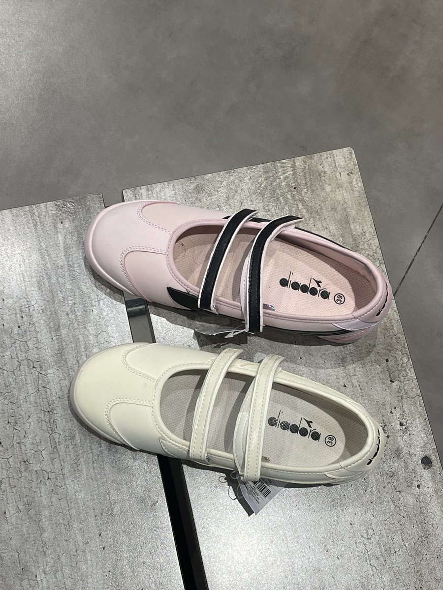 snowputr's tweet image. Sports Station diskonnya masih pada GEDE guyss 😭🔥
Aku akhirnya dapet Diadora Pristella dengan harga murah banget, beneran nggak nyangka.

Sekarang malah bingung mau ambil yang pink atau putih… dua-duanya gemes parah 
Tim pink apa tim putih nih? 💗🤍
