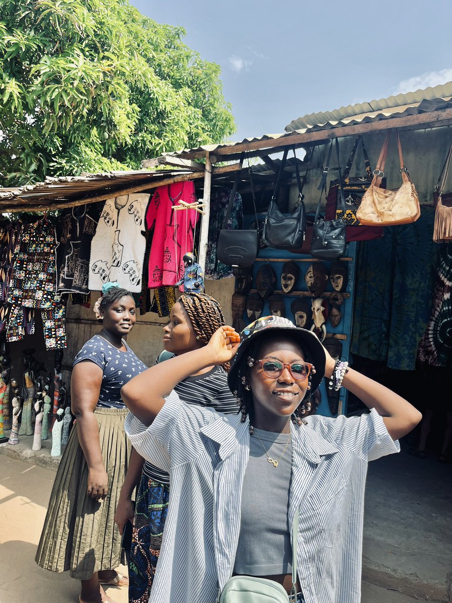 Trois femmes, une vision, un engagement commun.
À la Maison des Esclaves, la mémoire devient responsabilité et l’action construit l’avenir.
Leadership féminin, résilience et jeunesse engagée en mouvement.

#AlafiaJeunes #LeadershipFéminin #MémoireEtAvenir #JeunesseEngagée