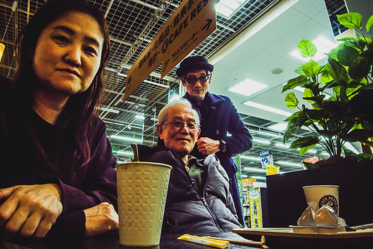 tominaritetsu's tweet image. で、こちらは俺が撮ったセルフ集合写真。いとこのチエちゃんとその父上（俺の母の弟）と。
#selfpotrait #itsme #photodiary