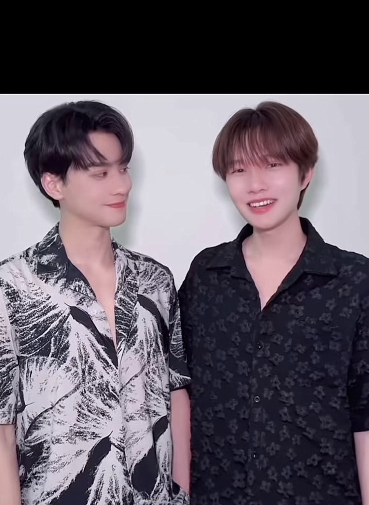 ทุกคนเงียบๆนะ  อันนี้เสื้อใส่เล่นคนพี่ด้วยซ้ำ😭😭🤭😣
(( แต่ยัยปุ๋งเหมินใส่เสื้อพ่อมากลู้ก55555 ))