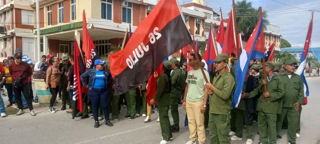 El pueblo de #Bayamo , reunido ante la sede del Comité Provincial del <a href="/PartidoPCC/">Partido Comunista de Cuba</a> , para reafirmar su apoyo a la Revolución Cubana y para condenar las acciones del Gobierno de EE.UU. contra #Venezuela.
Tomado del perfil en Facebook de Eugenio Pérez Almarales