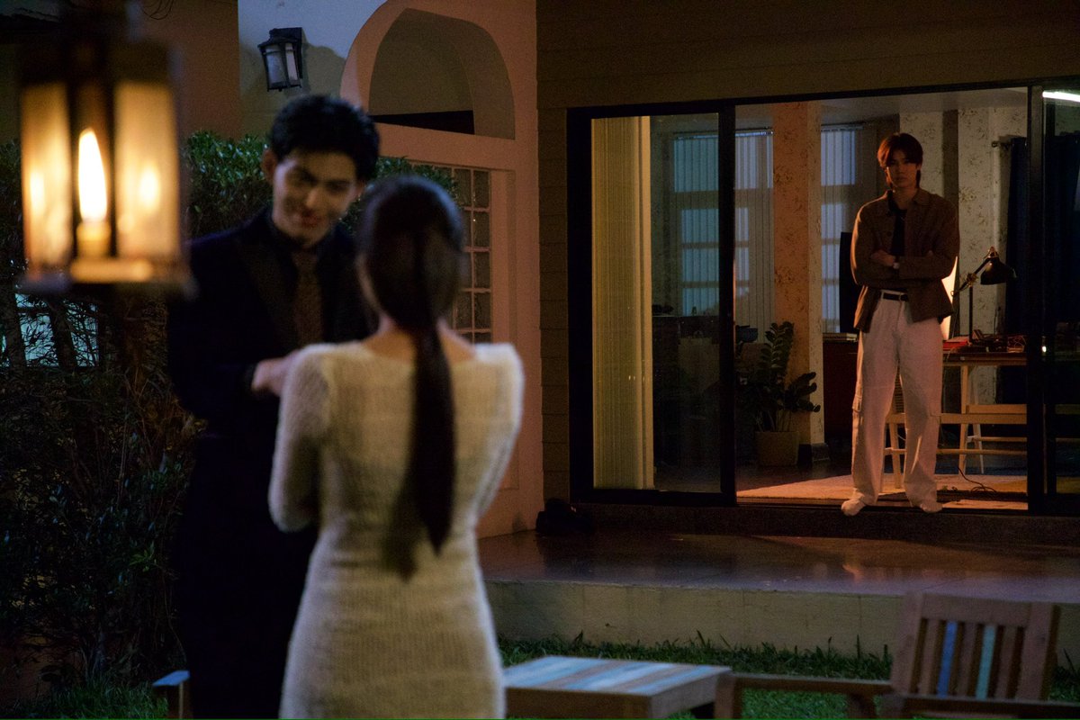 xiseks's tweet photo. เวลาอยู่ในกอง ปอนและบอนนี่จะเบียวใส่กัน ปอนเลยบอกว่านึกตัวเองตอนเล่นฉากนี้ไม่ออก แต่อยากเล่นฉากนี้เร็วๆ ถามบ่อยมาก“จะได้ถ่ายยัง” แต่ได้ถ่ายจริงคือคิวก่อนปิดกล้องวันเดียว เชื่อว่าทั้งคู่เข้าใจตัวละครดีแล้ว ชอบการสื่อสารและจังหวะแตะนิ้ว เหมือนหนังเรื่องETยุค80 #MeAndTheeSeriesEP8 https://t.co/UmRhGmLico