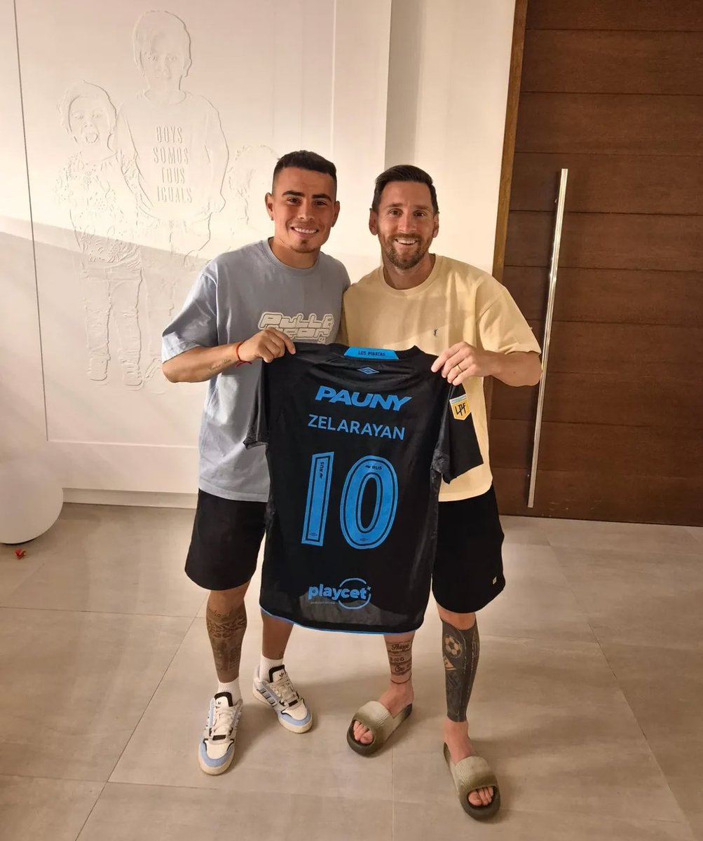 Messi junto al Chino Zelarayán y la camiseta de <a href="/Belgrano/">Belgrano</a>.