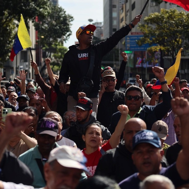 SEGUIDORES DE MADURO SE MANIFIESTAN FRENTE AL PALACIO MIRAFLORES

Horas después de la intervención militar de Estados Unidos para detener a Nicolás Maduro, seguidores del dictador venezolano se manifiestan frente al Palacio de Miraflores reclamando su liberación.

(+) en Clarín: