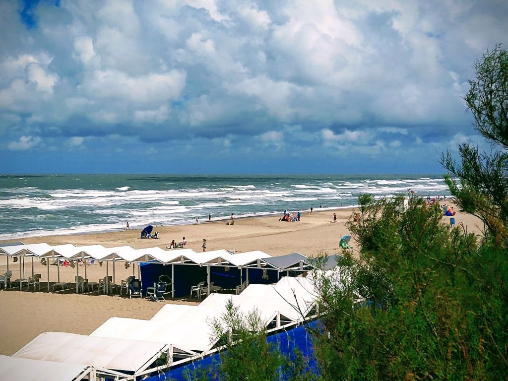 ⛱ De 10 a 19hs nos encontramos en el #BalnearioDelViejoHotel

👩‍🍳 Contamos con servicio de restaurante, carpas, sillas, vestuarios, baños y duchas

#Ostende